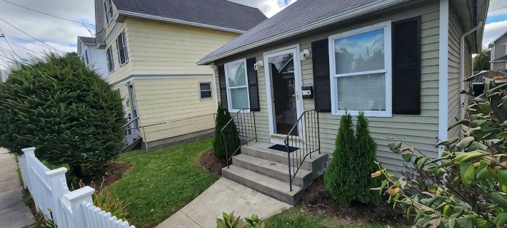 Minutes to Walnut Beach, newly renovated 3 bedroom home Hotels in Milford