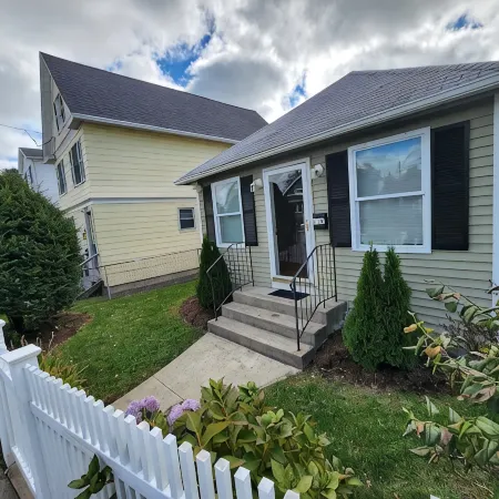 Minutes to Walnut Beach, newly renovated 3 bedroom home