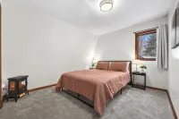 Sunset Burrow Retreat in Roscommon, MI - whole house, 3 bed, 2.5 bath! - Wifi