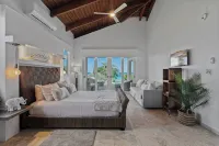 Beachfront Luxury Villa: 3BR, 3.5BA,Gazebo,Pool, Secluded Beach, Gated Community - バルコニー