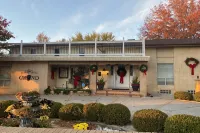 King Estate with attached Mid-Century Apartment & Gym. - balcony