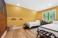 Modern A-Frame near many wineries and activities: fire pit, King beds, & more! - balcony