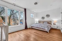 Modern, Luxe, House 20Mins to Downtown, Private Rooftop,  2Car Garage - Bungalows