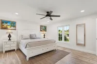 Charming, Fully Renovated  3bd/2bth house in awesome Vero Beach. Dogs welcome! - 4-Star