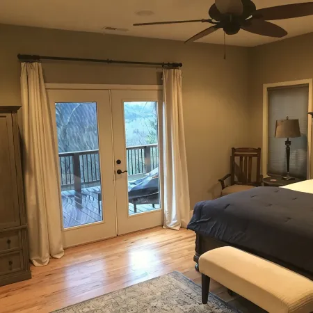 Great Location, Beautiful Mountain and Sunset Views, Hot Tub and Shuffleboard.