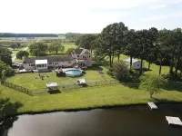 Spacious waterfront farmhouse with amazing views and kayaking - Jacuzzi