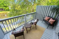 Condo overlooking Pond - Balcony
