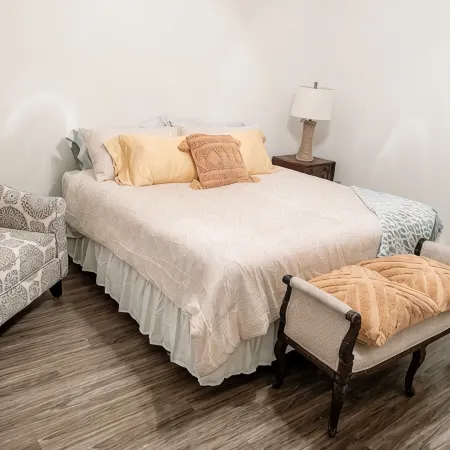 2 BR / 2 BA UNIT! WALKING DISTANCE FROM SQUARE AND CAMPUS!!
