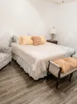 2 BR / 2 BA UNIT! WALKING DISTANCE FROM SQUARE AND CAMPUS!! - 3-Star