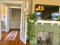 Charming 2nd floor unit in historic district - homestay
