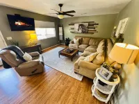 Two Houses Together for 16 People!  5 min from downtown, 25 min from Snowbowl. - 4성급
