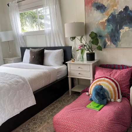 Sundog Cottage - Clean & Cozy - EV - Walk to Food & Beach - Fenced Yard for Dog