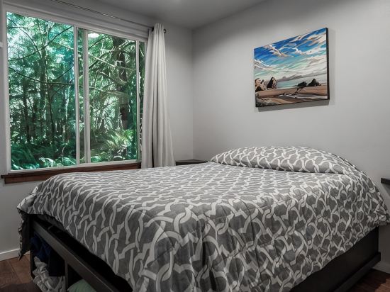 Newly built deluxe cabins, in a private redwood setting near the Smith River