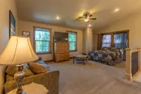 Secluded cabin on 6 acres- wood fireplace- sleeps 11 - 샬레 호텔