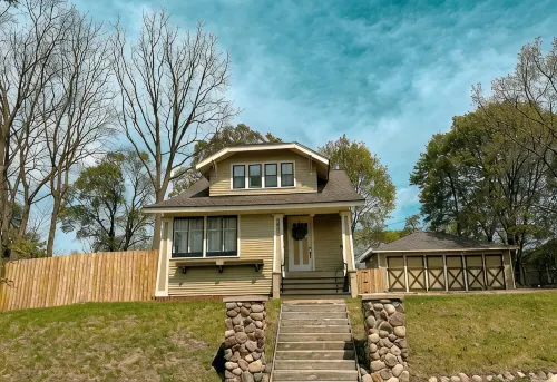 Historic Craftsman, just 8 minutes from downtown Kalamazoo. - 3 ดาว
