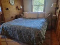 Remote, Modern, Cozy Cabin on 12 acres; Only 2.5 Miles from Traveler's Rest! - Hytter