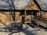 2 Bed Log Cabin, w/2 Jacuzzi, 1 mi to Sdc, Pool, Nature Trails, Private Lake - Feriehus