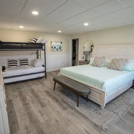 Totally Remodeled Cozy Apartment. 2.5 miles to Delaware Turf!