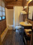 Studio Cabin, minutes from lake and trails - บ้านพักหลังเล็ก
