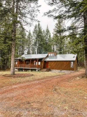 Tastefully updated Cabin with a hot tub! - Homestays