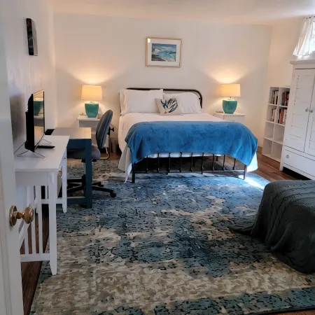 Beautifully furnished, spacious, comfortable. 1 block to campus.