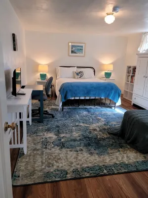 Beautifully furnished, spacious, comfortable. 1 block to campus. - 3-Star
