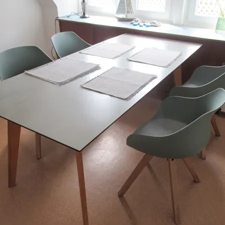Modern apartment on the 1st floor, 3 rooms + dining area, kitchen w. Dishwasher, bathroom