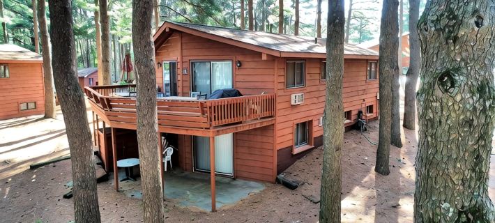 Beautiful Lake View Cabin with Private Beaches Hotels in Sauk County