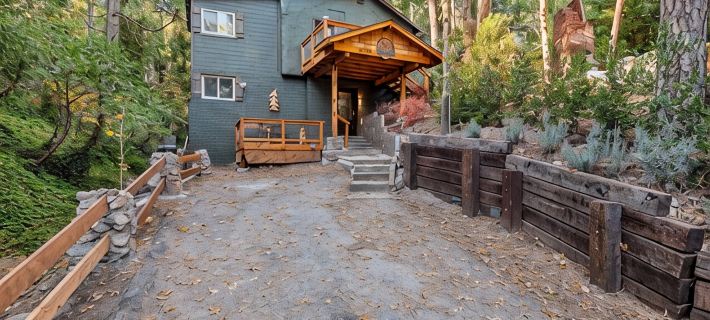 Cozy Mountain Retreat with 3 decks, huge living room, walking distance of shops Hotels in Crestline