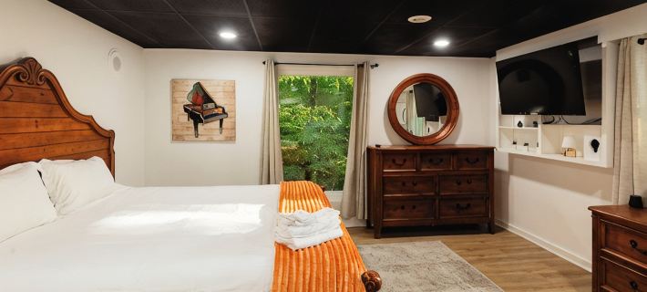 Clemson 3Br Family-Friendly Near Stadium with 75” TV and Indoor Putt Green Hotels in Clemson
