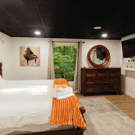 Clemson 3Br Family-Friendly Near Stadium with 75” TV and Indoor Putt Green