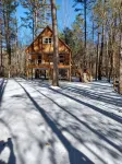 Cabin overlooking creek close to National Forrest a great place to relax - Alphydda