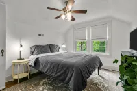 This beautiful home is in the historic Haymount district of Fayetteville. - 3 ดาว