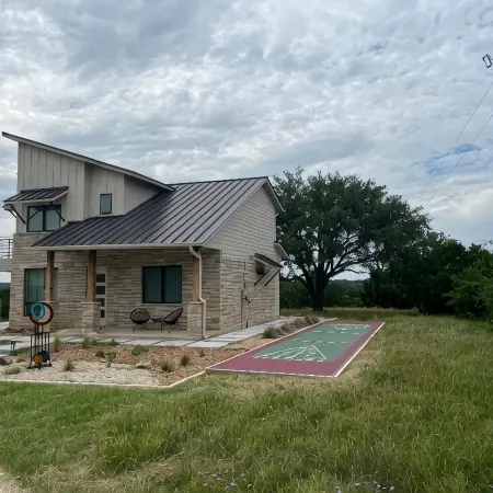Modern house only minutes away from Fossil Rim Wildlife Center & Dinosaur Park.