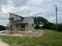 Modern house only minutes away from Fossil Rim Wildlife Center & Dinosaur Park. - 4-Star