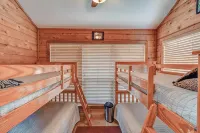 Mata'Zamo Cliffside Cabin, 1000 Acres Hiking Trails, Farm Animals, Family Fun! - 4-Star