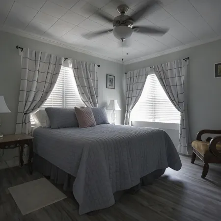 Charming 1920 Tudor-style house, great location! Hotels in Alpine