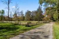 Ipswich Riverfront Lodge / Horse Friendly Barn+Paddocks / Kayak+Canoe/ Sleeps 10 - 3-Star