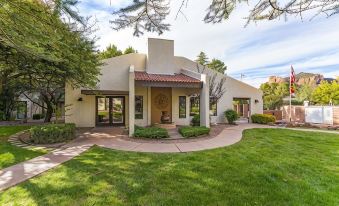 Sedona Eco-Friendly Condo w/ Pool: Walk to Shops Restaurants Golf & Trails