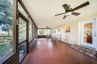 Lakefront home on Lake Kerr near Salt Springs with large porch and great yard - Chalets