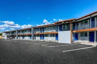 Copper Manor Motel - parking