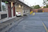 Sun Light Motel - parking