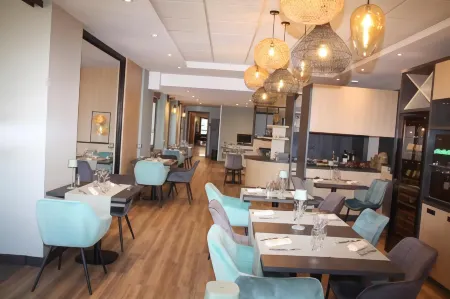 Logis Hôtel- Restaurant la Renaissance Отели в г. Жанмениль