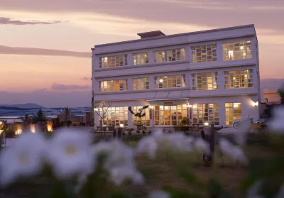 Water Reflections at Ease Guest House Hotels in Donggang Town