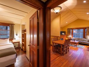 Johnston Canyon Lodge & Bungalows