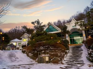 Hongcheon White Hill Pension (Ocean World, Couple Room, Group Room)