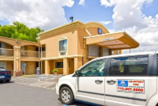 Americas Best Value Inn Near NRG Park/Medical Center Hotel dekat Miller Outdoor Theatre