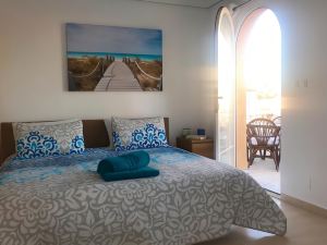 4 Bed 3 Bath Villa Sleeps 8, Pool Wifi Tv Close to Beach Restaurants and Shops