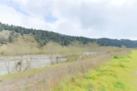 Cozy NorCal Cottage 2 Mi to Redwoods and Beaches! Hotel di Orick