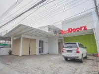 RedDoorz near Ciputra Golf Surabaya Hotel dekat Toko dua putri ( toko sembako serba ada)